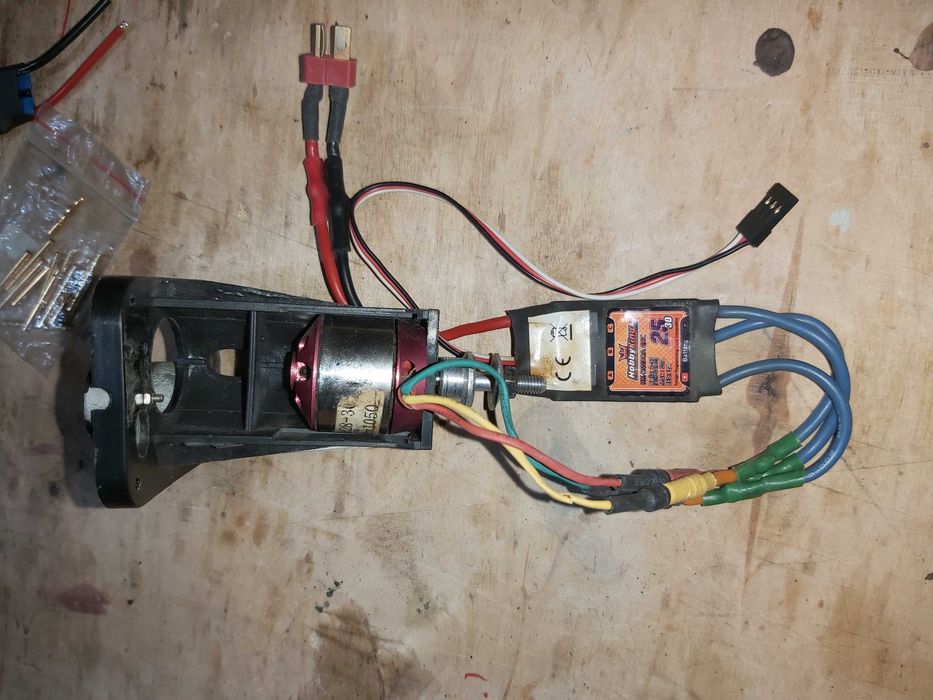 Zbiór regulatorów ESC i BEC jak na zdjęciu.