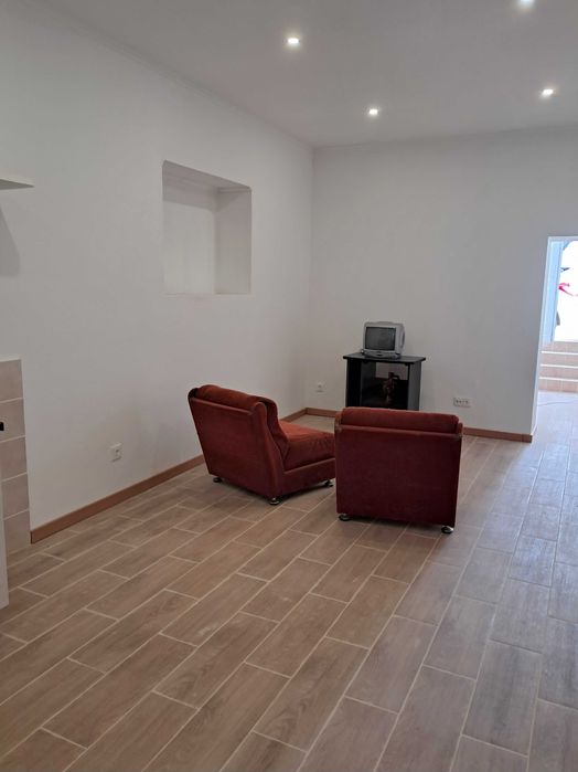 Moradia com quintal e anexo