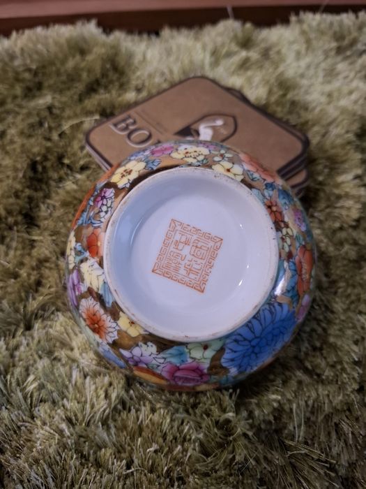 Linda taça em porcelana com um delicado padrão floral oriental.