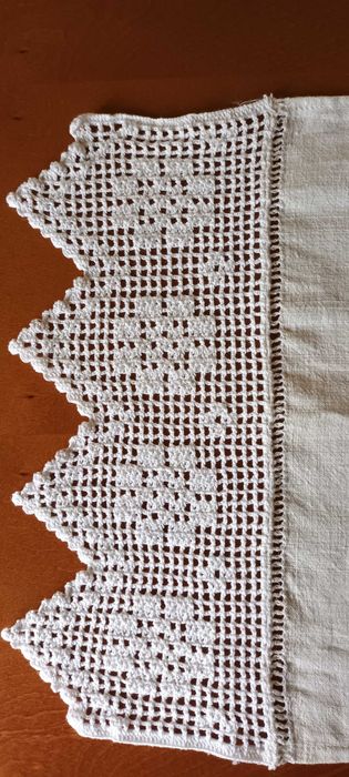 Pano de mesa com renda e bordado