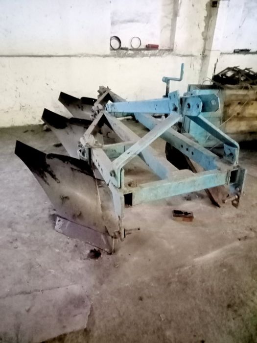 Плуг  3 корпусний