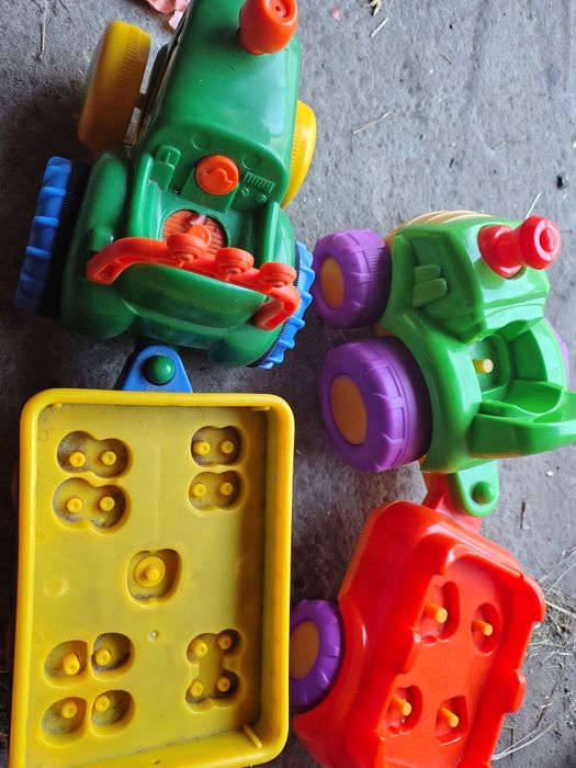 Продам іграшковий музикальний трактор з прицепом