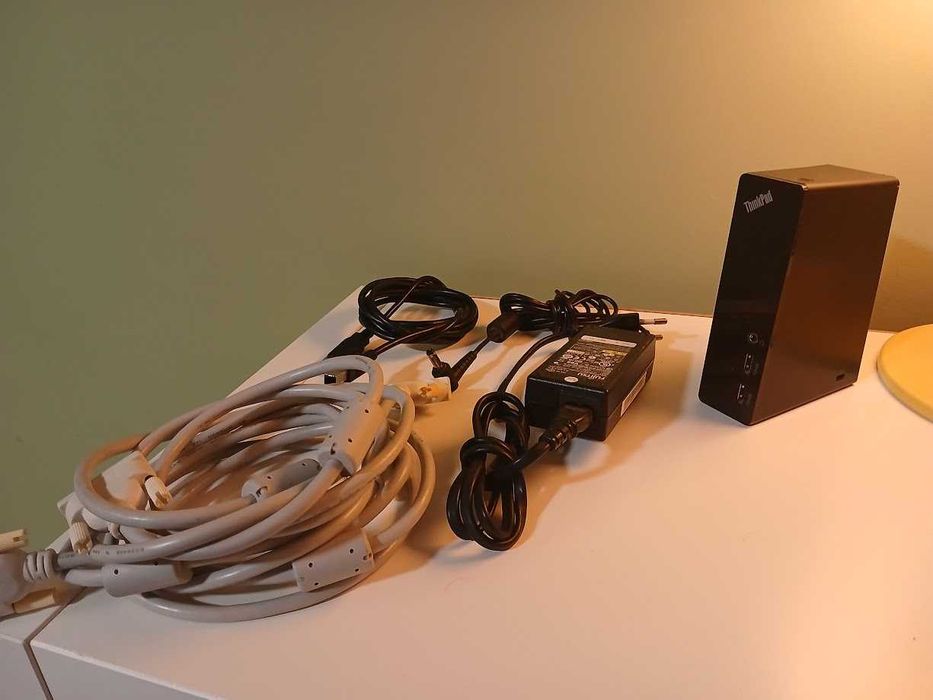 Stacja dokująca do laptopa ThinkPad z kablami