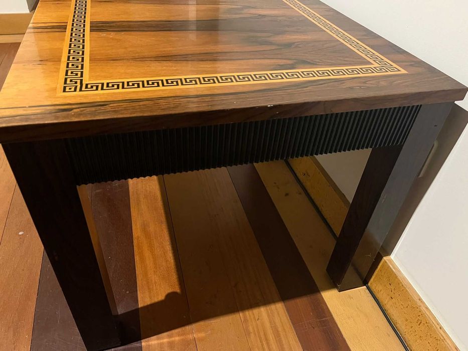 Mesa pequena de madeira maciça436897233838417923