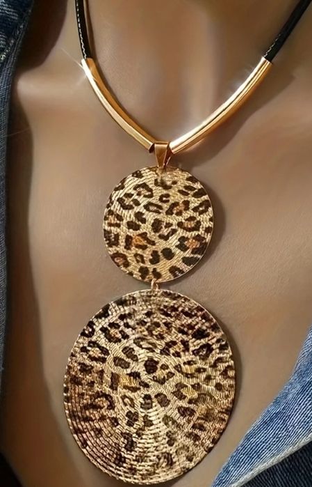 Nowy naszyjnik z wisiorem złoto panterkowym owym