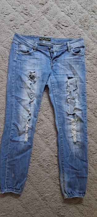 Jeansy z niskim stanem i dziurami