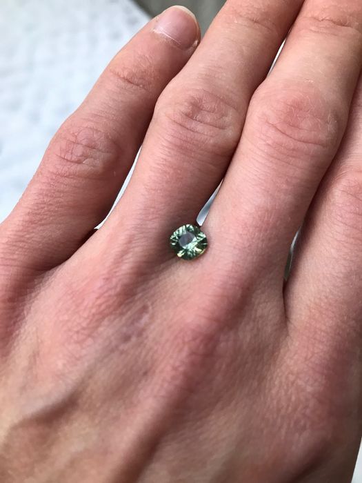 Naturalny peridot z rutylem w szlifie Old Maine