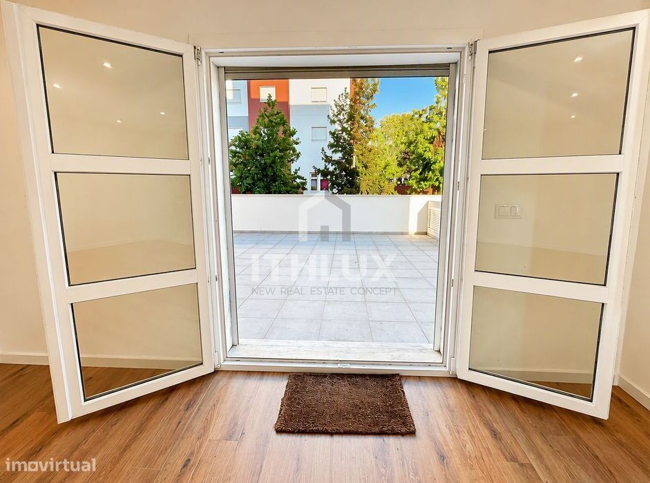 Apartamento T2 com Suíte e Terraço Privativo de 60 m² — Urbanização Ca