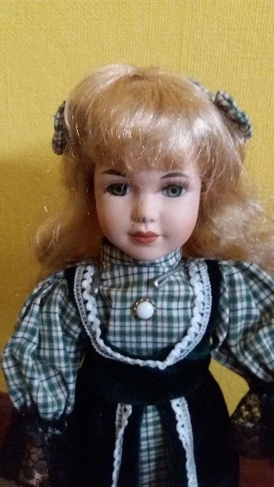 Boneca de porcalana. Dama antiga