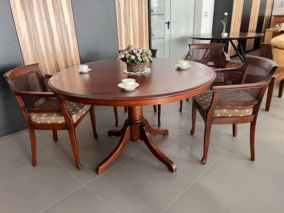 Stół okrągły dębowy z miękkimi fotelami