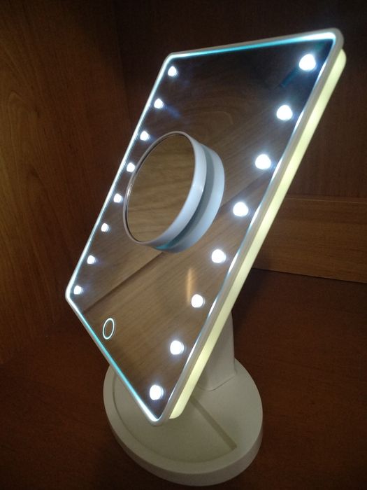 Косметическое зеркало с подсветкой; калькулятор