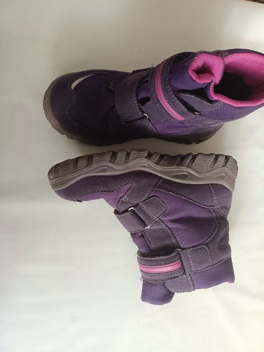 Продам зимове взуття на дівчину superfit