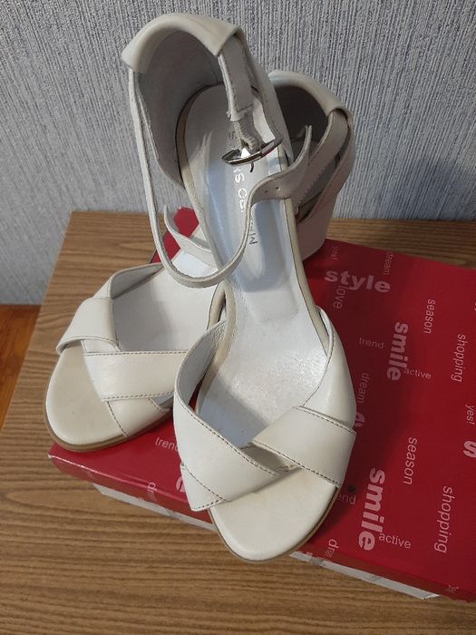 Шкіряні босоніжки.