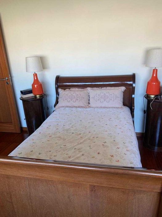 Cama Império de nogueira (colchão novo) e duas mesas de cabeceira