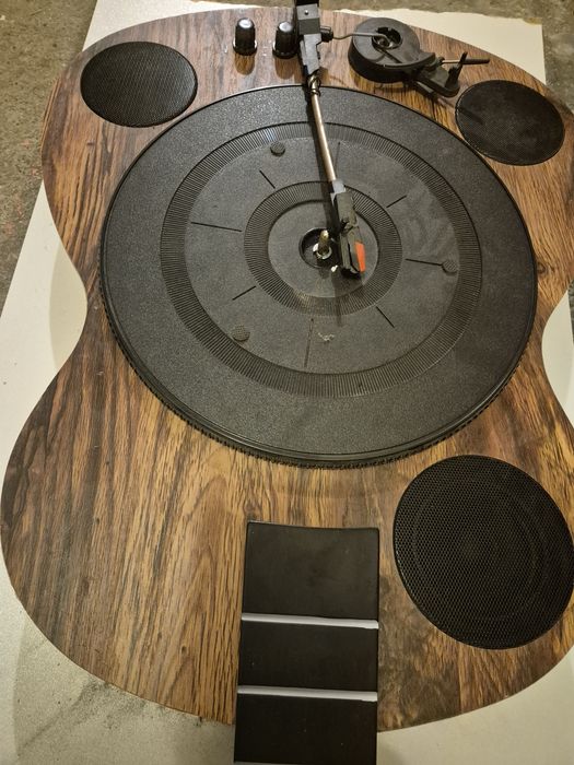 Gramofon w kształcie gitary