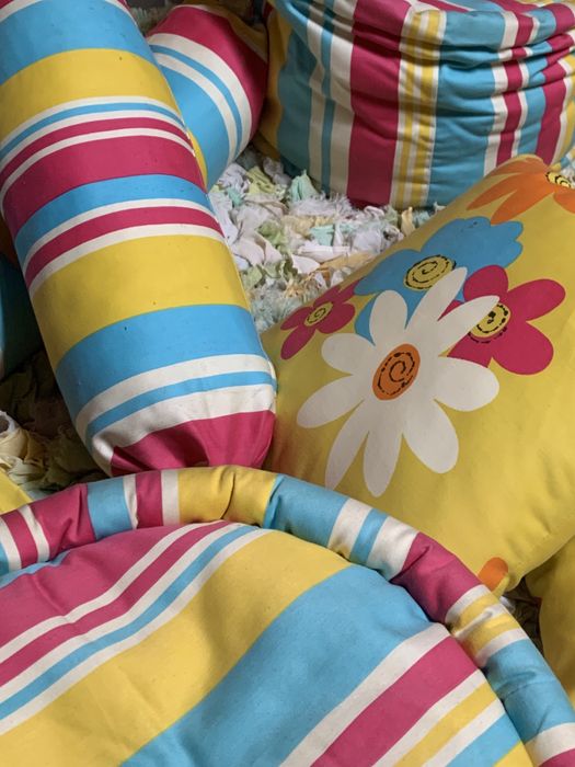 Conjunto puf almofadas e rolos quarto de menina