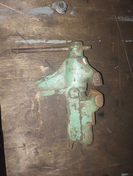 Małe żeliwne imadło imadełko