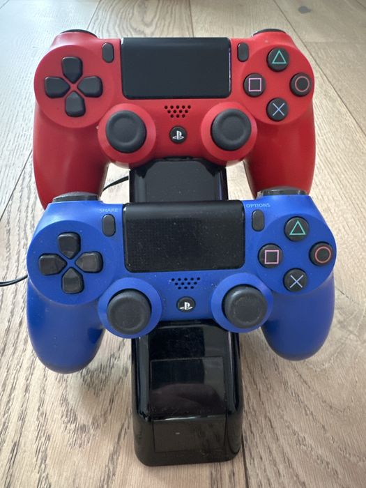 Play Station 4 na sprzedaz + 2 pady.