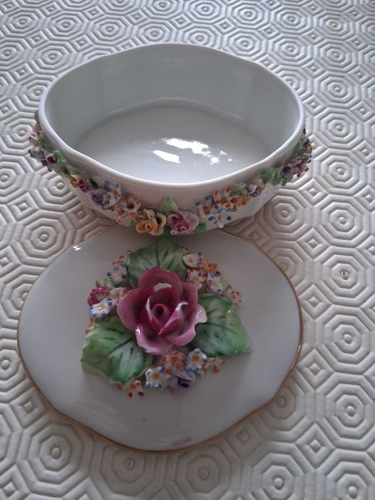 caixa guarda-joias em porcelana da extinta fábrica portuguesa Artibus