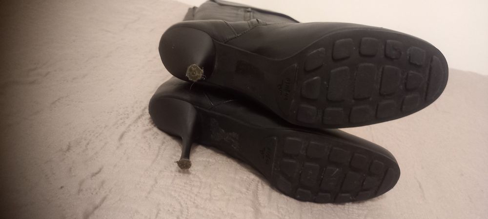 Bota de cano alto em pele