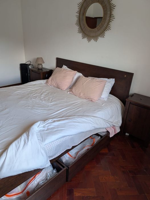 Cama 1,60x2,00 com colchão, estrado e gavetões + mesas de cabeceira