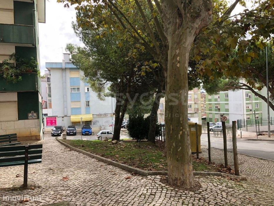 Loja com 210m² em cave com acesso direto à rua