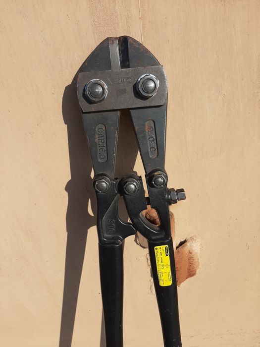 Болторіз,ножиці.