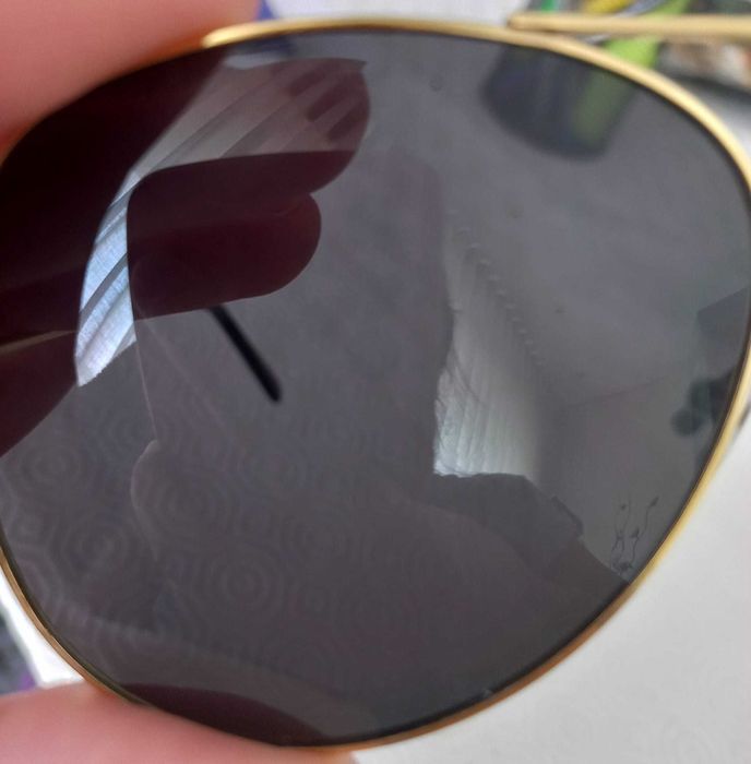 Óculos de sol dourados