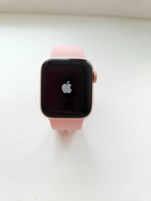 Смарт годинник Apple Watch SE 40mm NFC