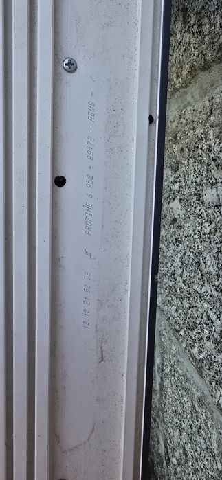 Janelas fixas em triângulo,  em PVC em excelente estado e outra janela