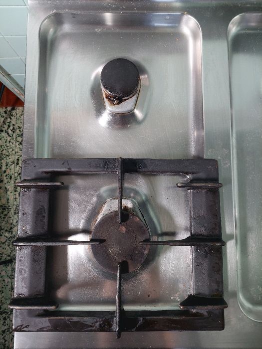 Fogão industrial a gás com 6 bocas e 6 queimadores e forno Zanussi