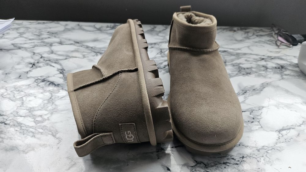 Продам UGG розмір 40
