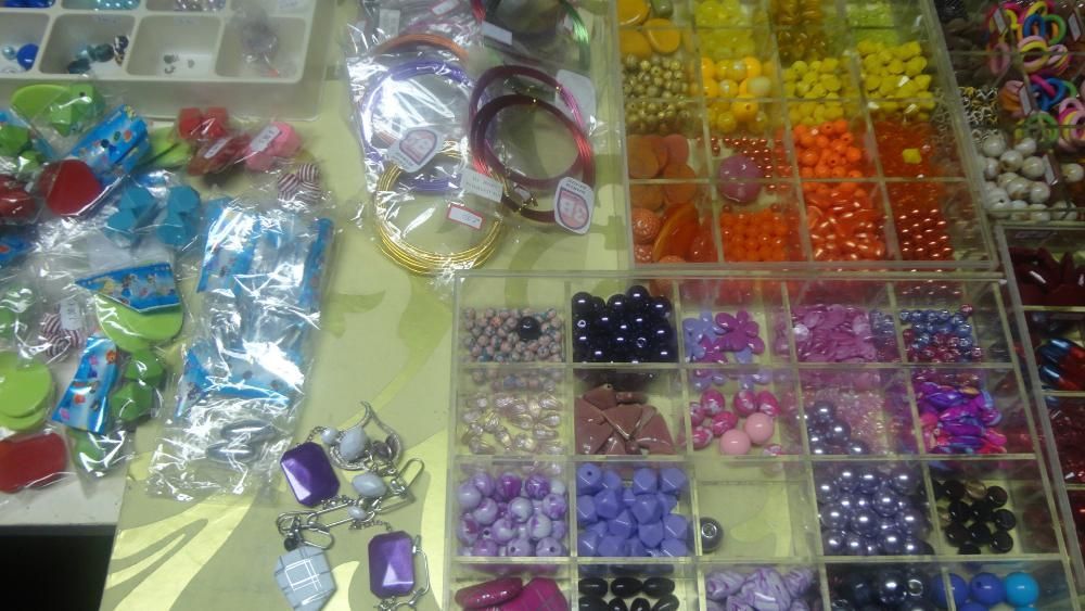 Colares pulseiras e milhares de pedras