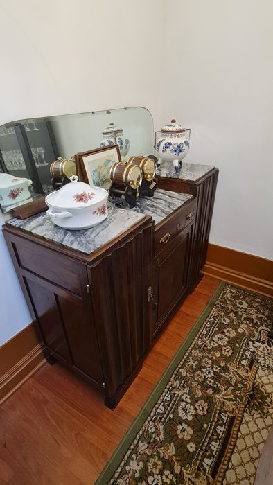 Sala antiga com 2 aparadores mesa e cristaleira