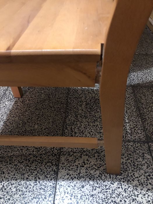 4 krzesła do jadalni i salonu - pełne drewno, wymagają lekkiej naprawy