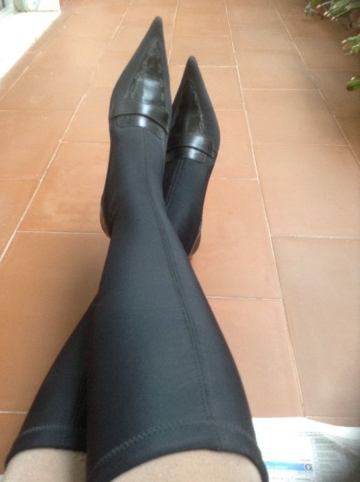 Botas pretas altas da Charles número 36