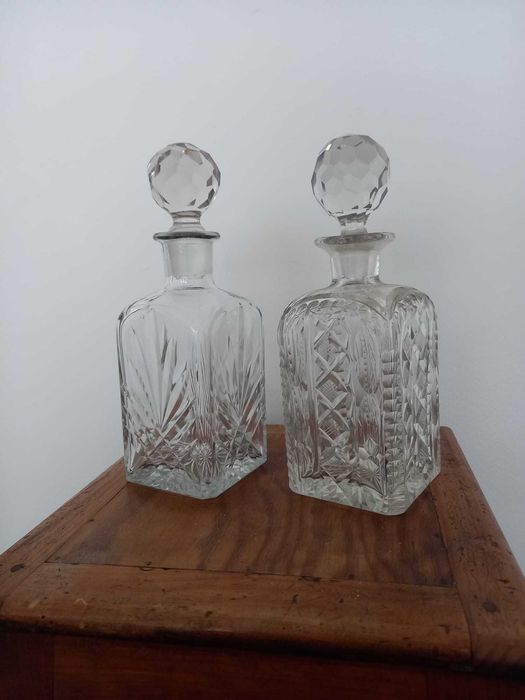 Garrafas de whisky em cristal