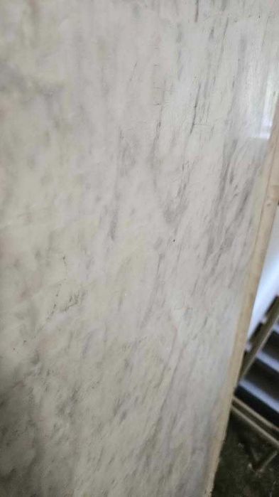 Parapet biały marmur 130 x 33 cm.