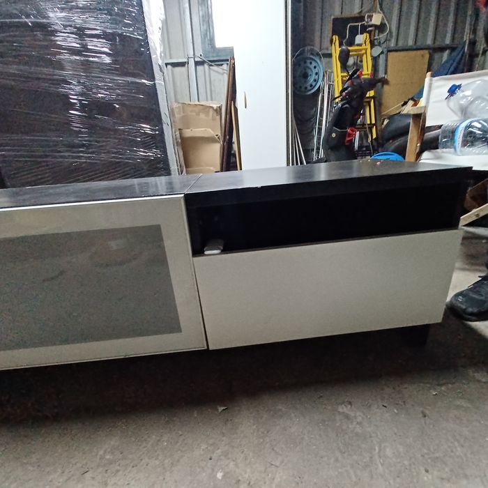 Movel tv branco e preto ikeia.