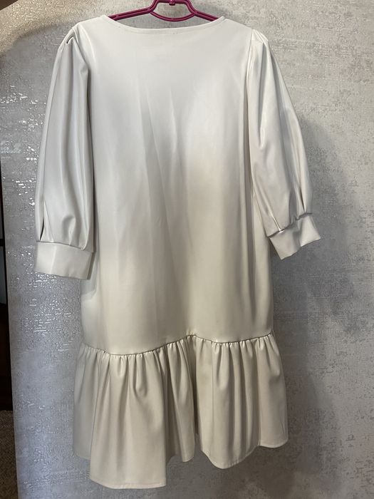 Сукня білого кольору з екошкіри