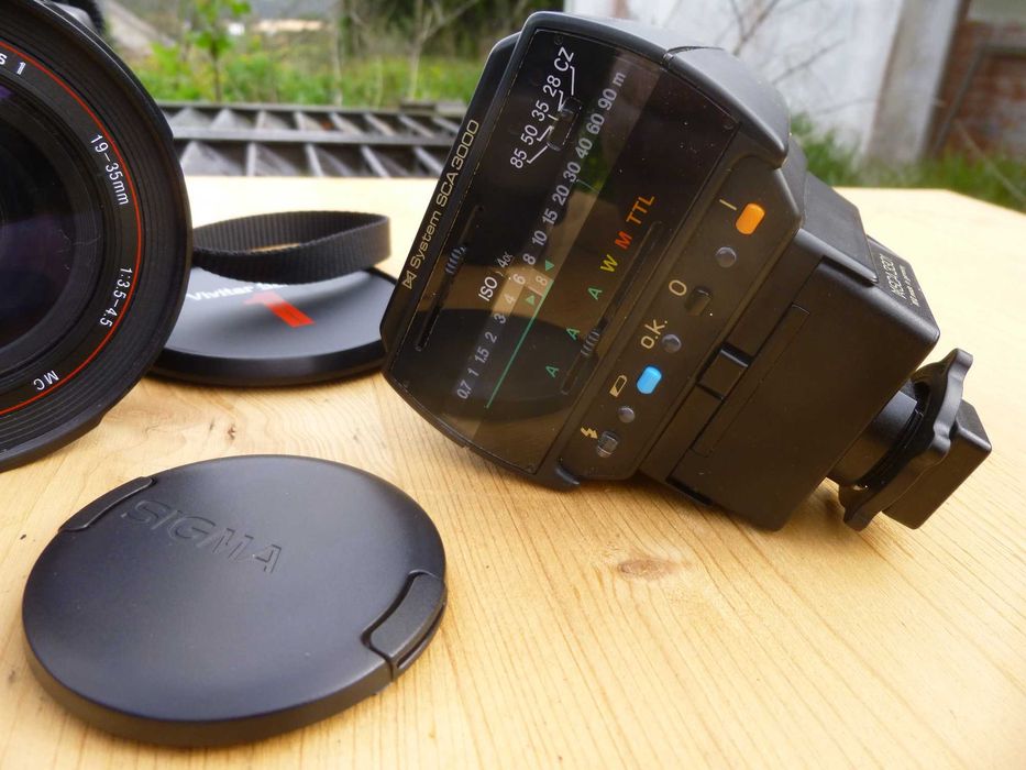 MINOLTA Dynax 500 Camera with Two Lenses and Flash64751898264066122