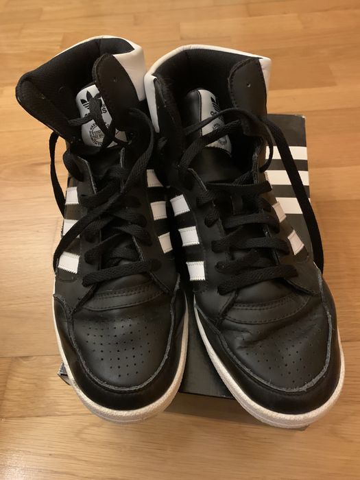 Ténis Adidas estilo Basket em muito bom estado