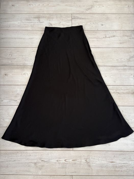 чорна сатинова спідниця
