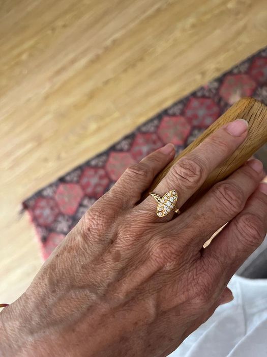 Anel ouro 19 kl, com 15 brilhantes grandes e 2 pequenos