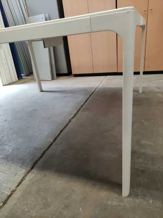 multipuesto marca IKEA modelo Bekant