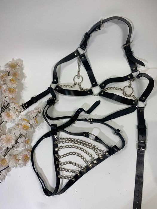 Комплект белья из кожанных ремешков и металлических цепочек, партупея