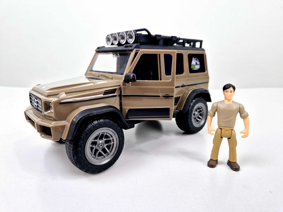 Машинка внедорожник Mercedec с звуками леса и фигуркой егеря