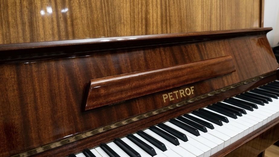 ВНИМАНИЕ! 1555 у.е /Продам профессиональное пианино/практически новое!