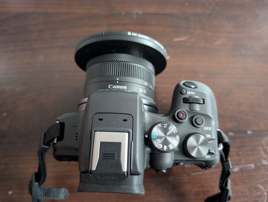 Canon EOS R10 + RF-S 18-45mm F4.5-6.3 IS STM + 2 baterie