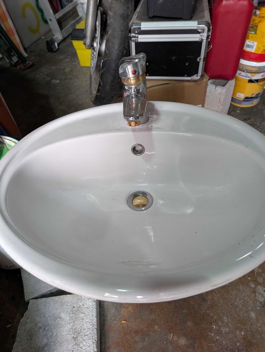 Lavatório de encastrar com torneira